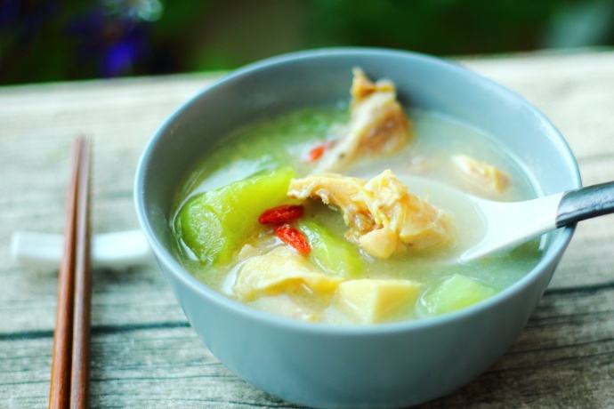 春笋冬菇煲鸡汤化痰消胀